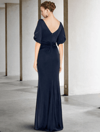 Vestido de mãe da noiva com bainha/coluna, tamanho grande, elegante, decote em joia, cauda longa/escova, chiffon elástico, manga curta com missangas