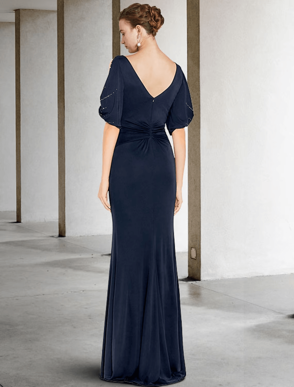 Vestido de mãe da noiva com bainha/coluna, tamanho grande, elegante, decote em joia, cauda longa/escova, chiffon elástico, manga curta com missangas