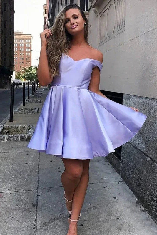 Vestidos Sencillos Cortos para el Baile de Graduación en Línea A de Satén con Hombros Descubiertos para la Fiesta de Regreso a Casa