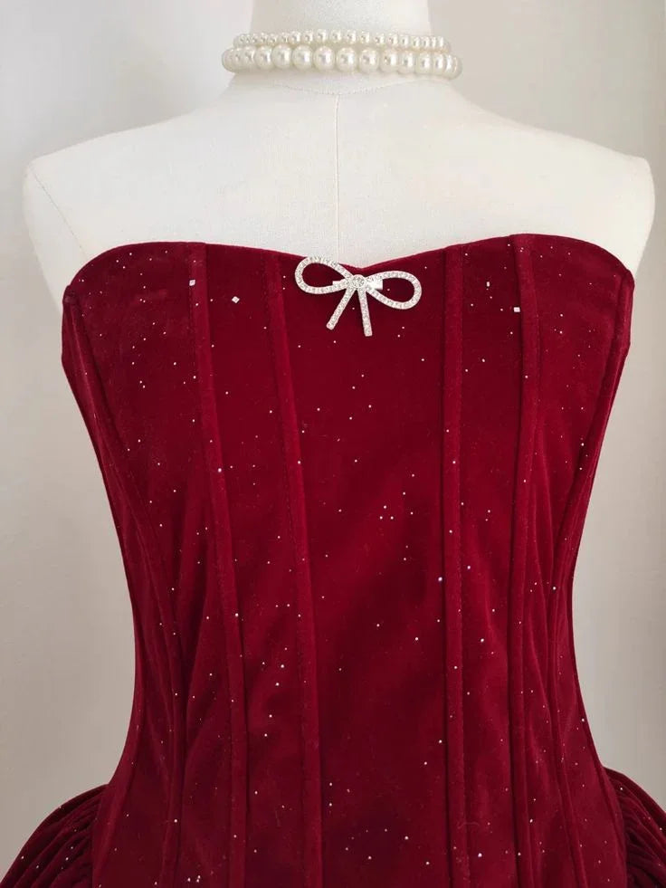 Vestido de Fiesta para el Baile de Regreso a Casa Sin Tirantes en Línea A, de Terciopelo Borgoña con Volantes, Modelo Y7972 y Encantador
