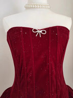 Vestido de Fiesta para el Baile de Regreso a Casa Sin Tirantes en Línea A, de Terciopelo Borgoña con Volantes, Modelo Y7972 y Encantador
