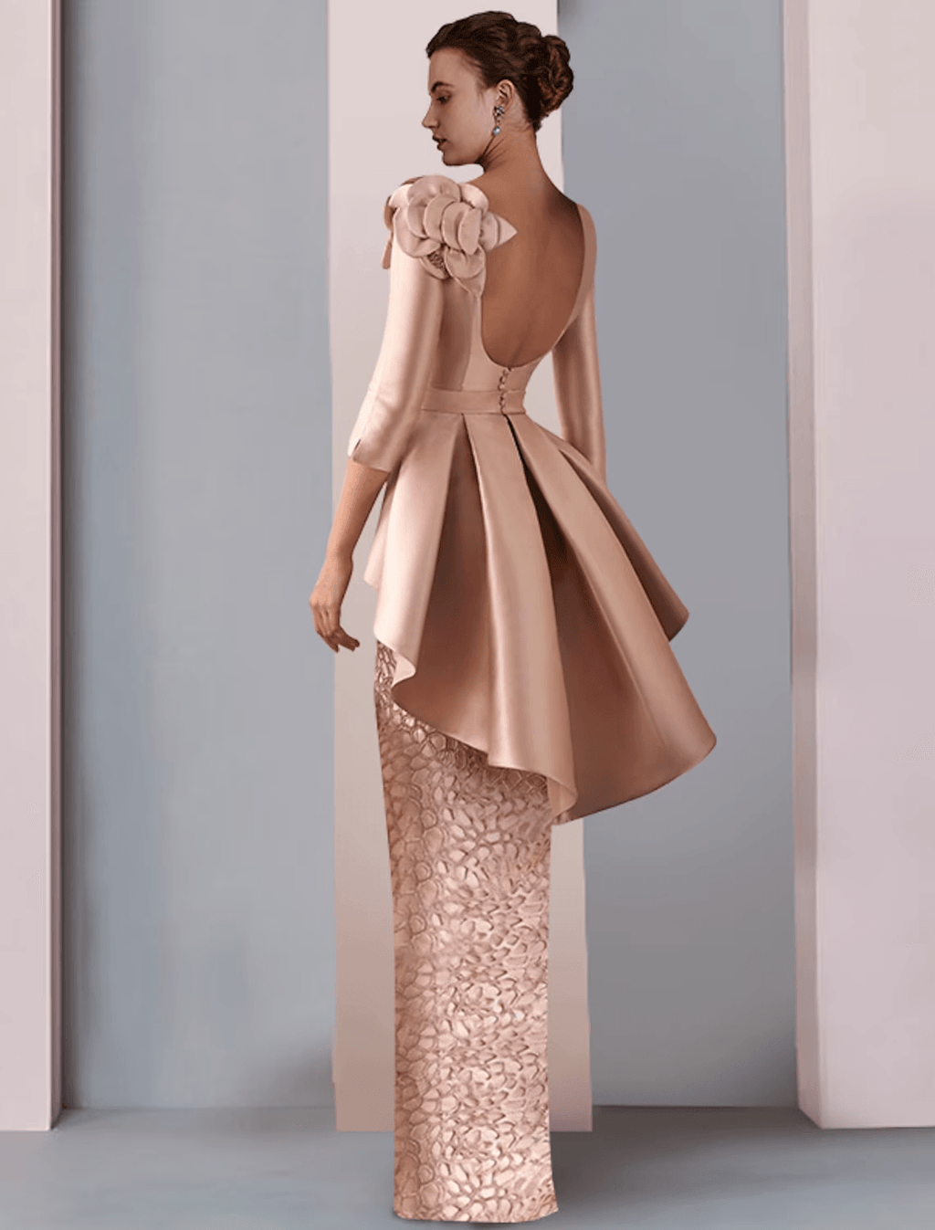 Vestido tubinho/coluna para mãe da noiva, festa de casamento, elegante, decote em V, comprimento até ao chão, cetim, renda, manga 3/4, com aplicações, folhos em cascata, flores