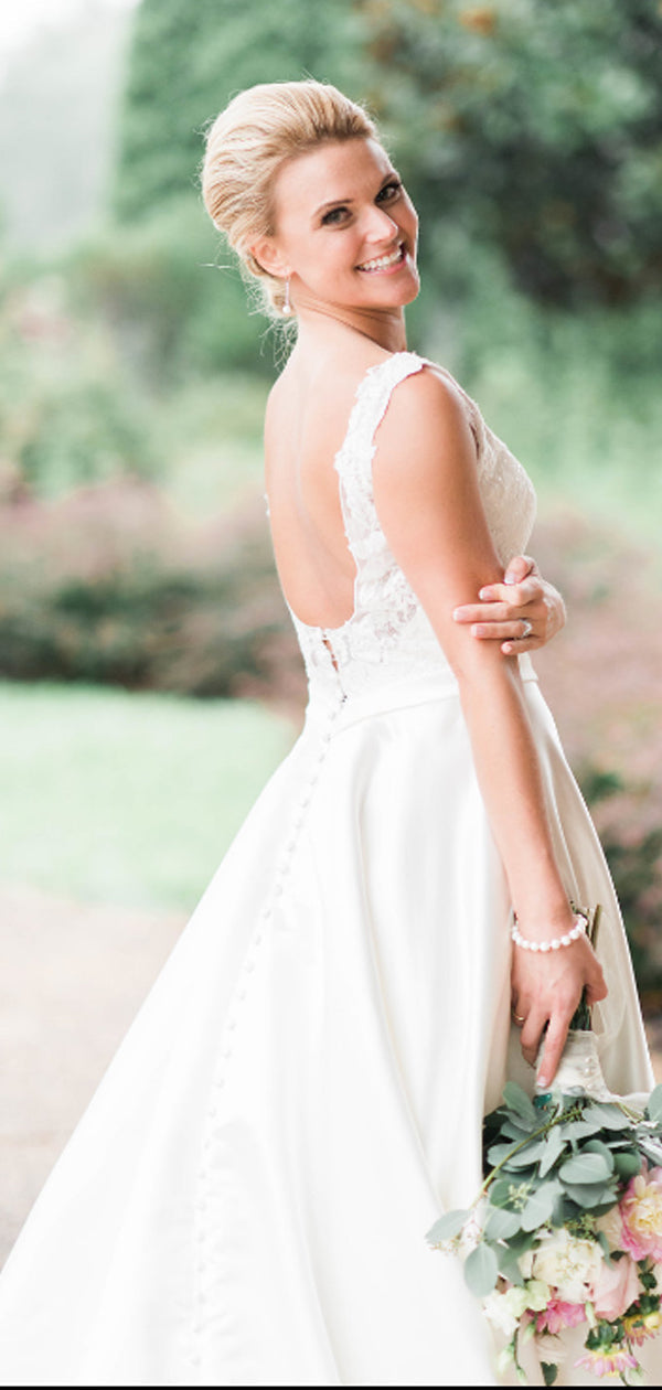 Vestidos de noiva compridos em cetim com decote em V e costas em V, acessíveis. DB10625