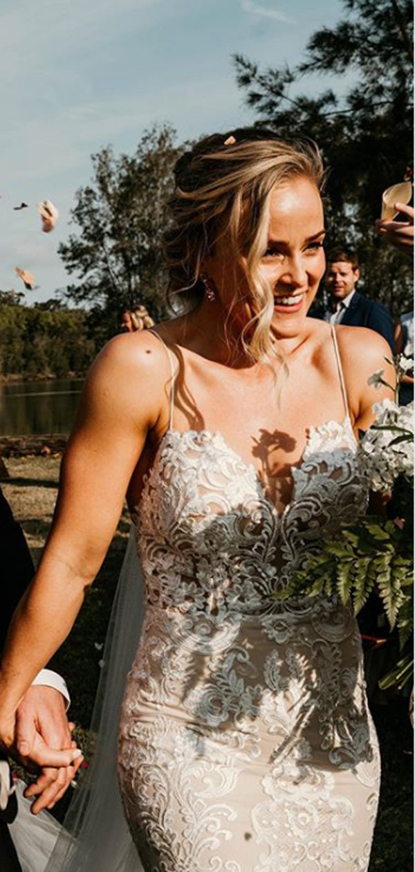 Neue Ankunft V-Ausschnitt Tüll Spitze Meerjungfrau Open Back Lange Brautkleider.DB10480