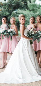 Vestidos de noiva compridos em cetim com decote em V e costas em V, acessíveis. DB10625