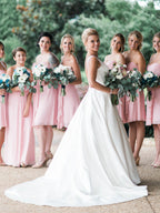 Vestidos de noiva compridos em cetim com decote em V e costas em V, acessíveis. DB10625