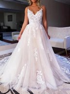 Vestido de noiva em tule com aplicações e decote em V e alças finas, WD0443
