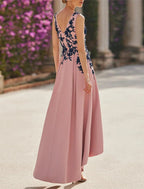 Robe pour la Mère de la Mariée - Tenue de Cérémonie Élégante pour Invitée - Robe Vintage en Satin à Col en V et Manches Courtes avec Plis et Appliques Florales