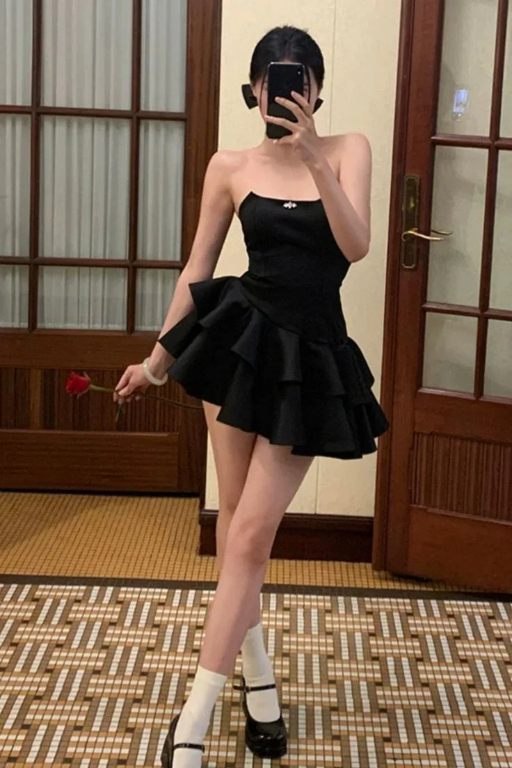 Vestido de Fiesta Corto Sin Tirantes Negro de Satén con Capas para Graduación y Baile de Bienvenida Y7622