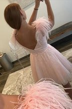 Vestido de Baile de Gala Cor-de-Rosa em Linha A com Tule, Decote Profundo em V e Penas Y2427