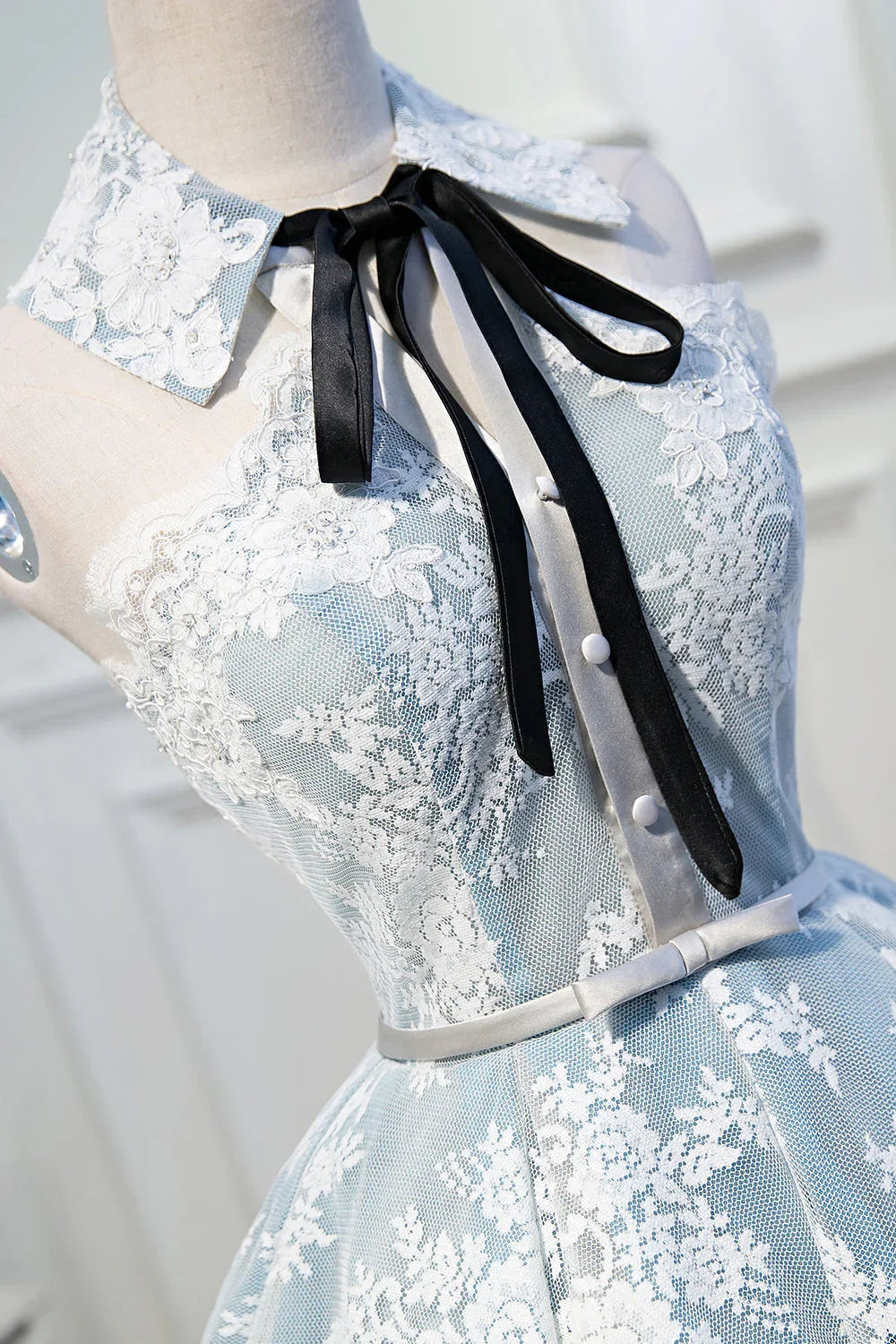 Niedliche Homecoming-Kleider im Halterneck-Stil mit Spitzenapplikationen