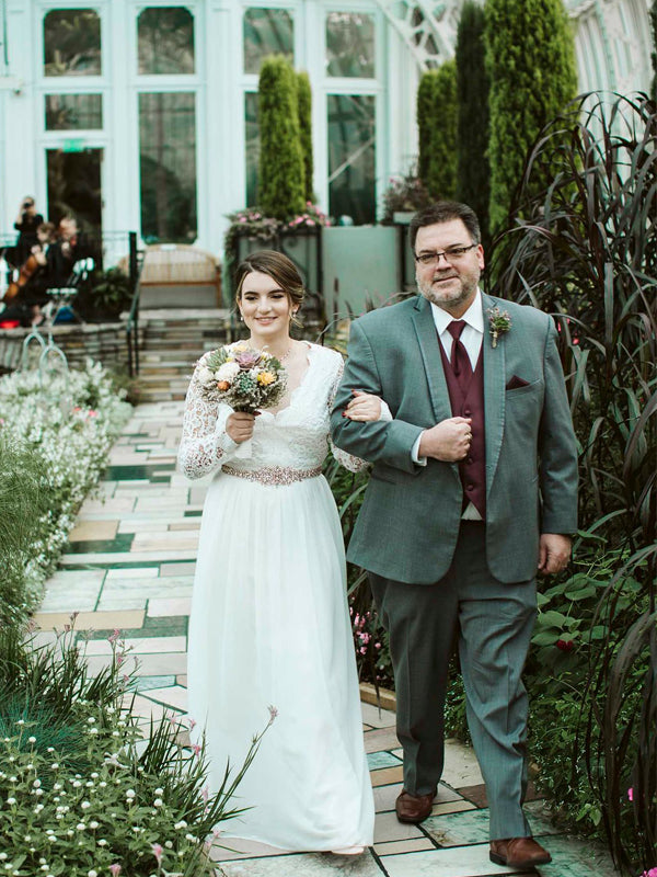 Vestidos de noiva compridos com decote em V, simples, em chiffon e renda, manga comprida, costas abertas. DB10689