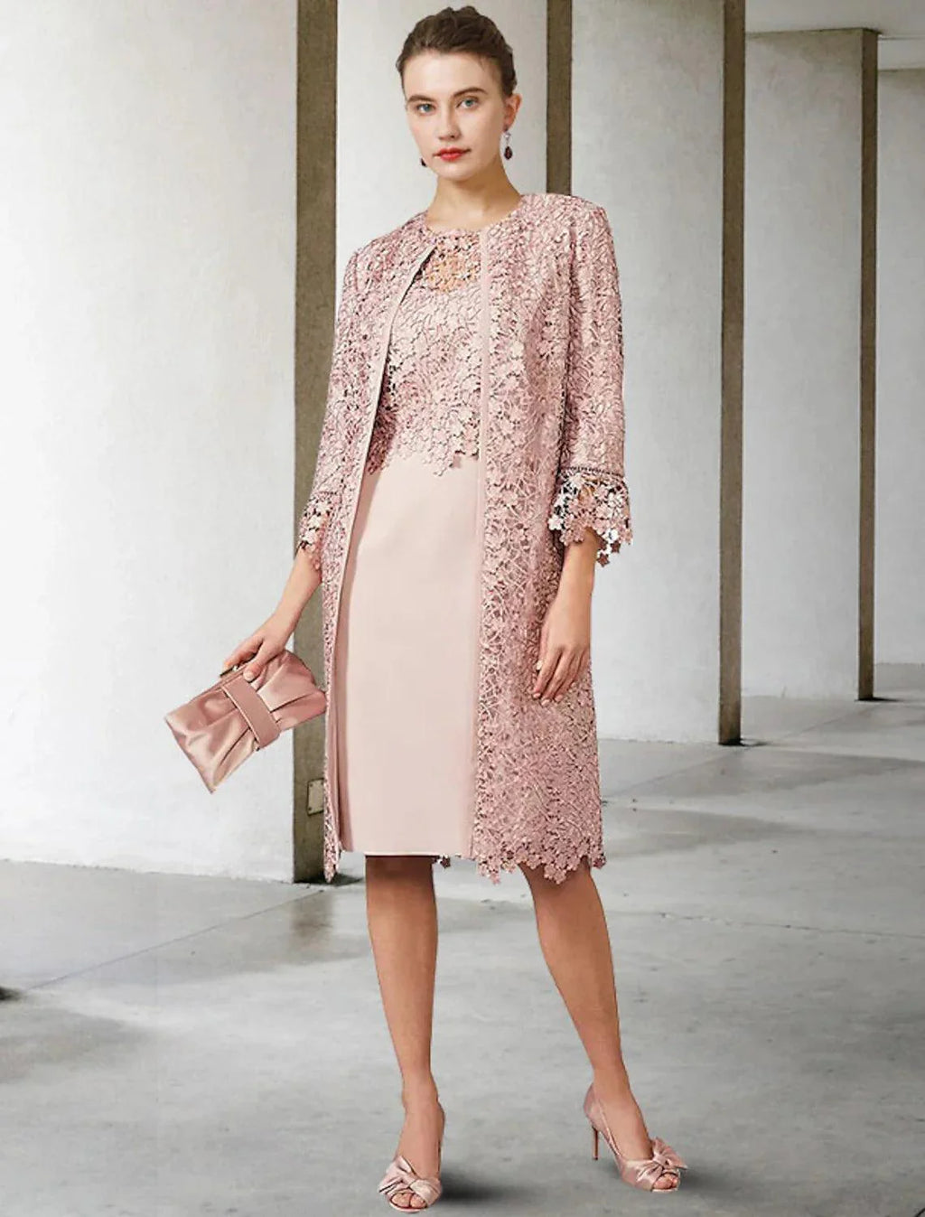 Elegante vestido de duas peças com decote em joia e comprimento até ao joelho em chiffon e renda, manga curta e vestido para mãe da noiva