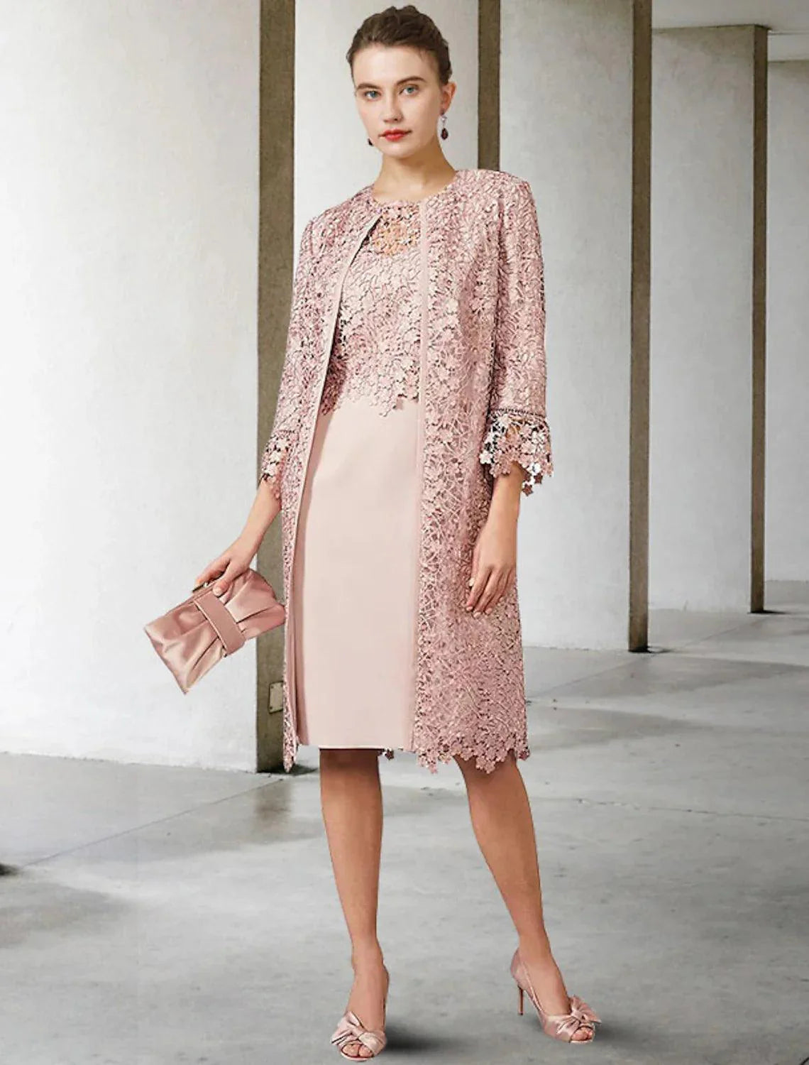 Elegante vestido de duas peças com decote em joia e comprimento até ao joelho em chiffon e renda, manga curta e vestido para mãe da noiva