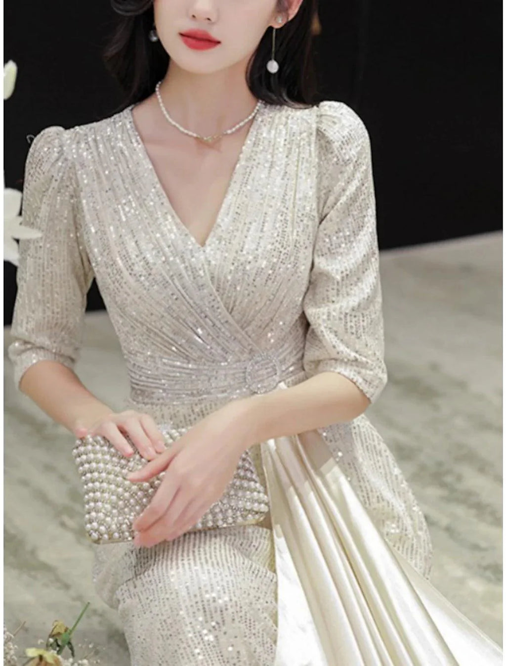 Elegantes Sparkle &amp; Shine Petite-Kleid für Hochzeitsgäste mit V-Ausschnitt, Schleppe, Pailletten, Halbarm und Falten, Kristallbrosche
