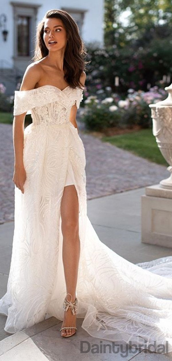 Elegantes schulterfreies Brautkleid mit seitlichem Schlitz, Spitze und Applikationen und Schleppe.DB10138