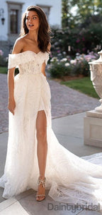 Elegantes schulterfreies Brautkleid mit seitlichem Schlitz, Spitze und Applikationen und Schleppe.DB10138