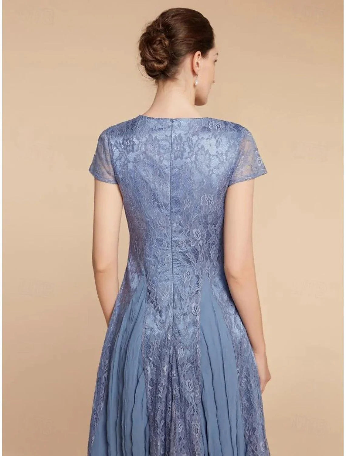 Vestido de mãe da noiva elegante, pequeno, com decote em V, comprimento até ao joelho, em chiffon e renda, manga curta com franzido, cor sólida