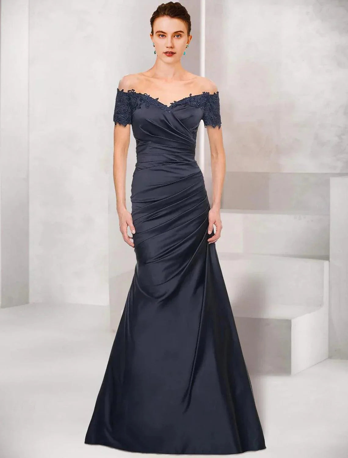 Vestido de festa de casamento elegante, vintage, com decote em V, ombro de fora, comprimento até ao chão, cetim, manga curta, com renda, franzido, para mãe da noiva