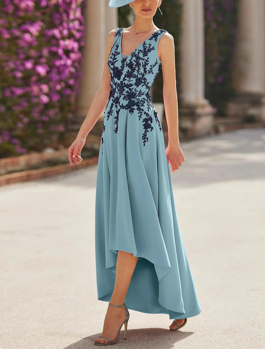 Robe pour la Mère de la Mariée - Tenue de Cérémonie Élégante pour Invitée - Robe Vintage en Satin à Col en V et Manches Courtes avec Plis et Appliques Florales