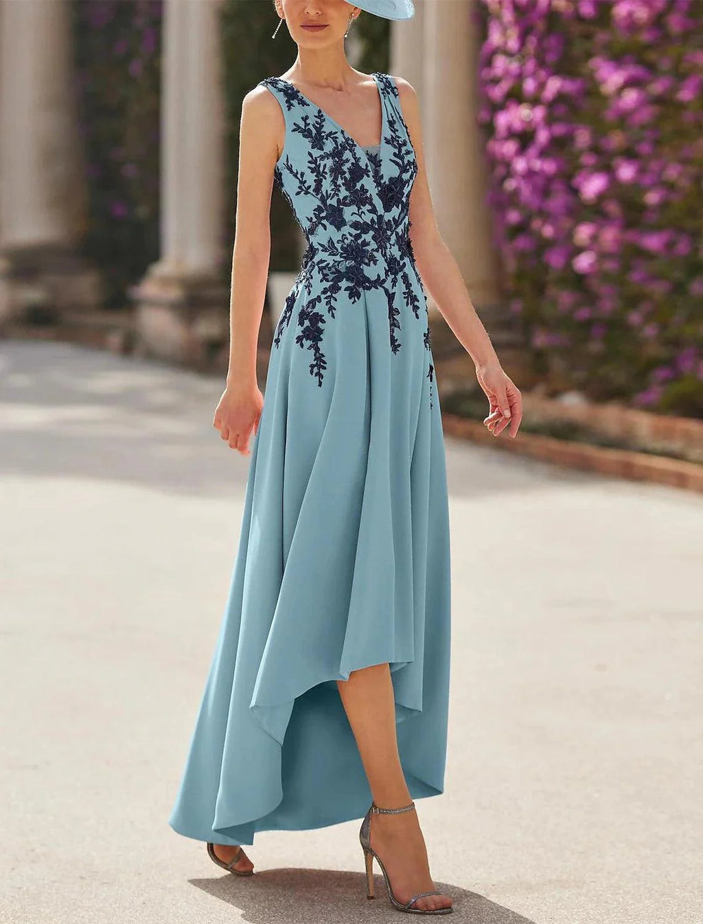 Robe pour la Mère de la Mariée - Tenue de Cérémonie Élégante pour Invitée - Robe Vintage en Satin à Col en V et Manches Courtes avec Plis et Appliques Florales