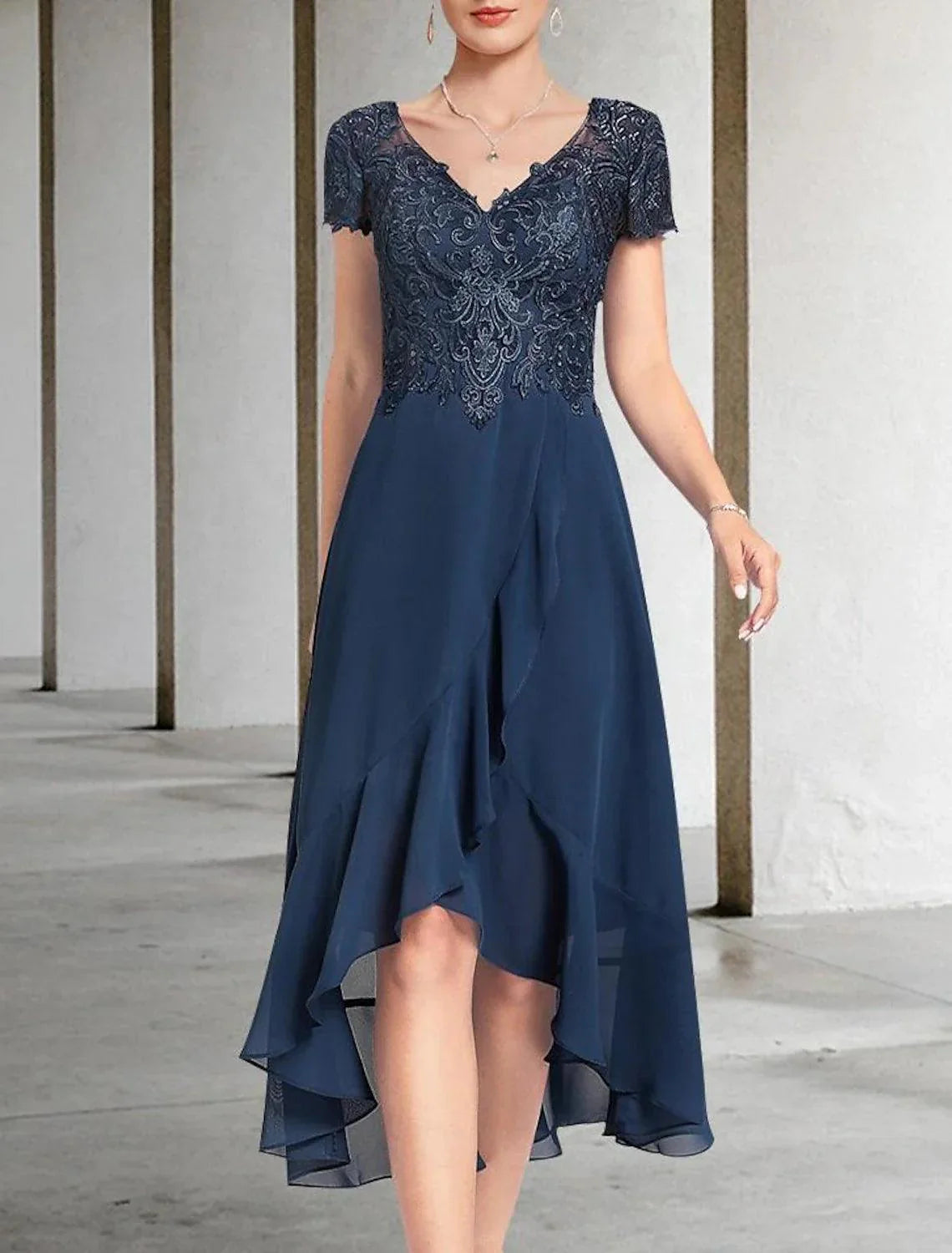 Vestido de convidada de casamento elegante, decote em V alto e baixo, comprimento em chiffon e renda, manga curta com camadas, vestido para mãe da noiva
