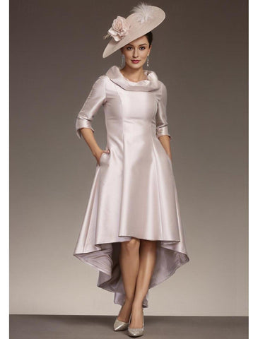 Elegantes, asymmetrisches Satinkleid mit 3/4-Ärmeln und Rundhalsausschnitt und drapiertem Saum