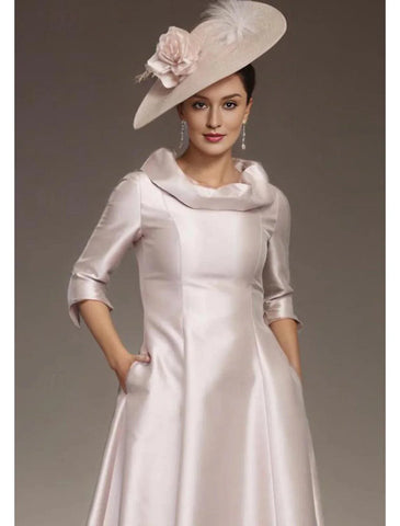 Elegantes, asymmetrisches Satinkleid mit 3/4-Ärmeln und Rundhalsausschnitt und drapiertem Saum