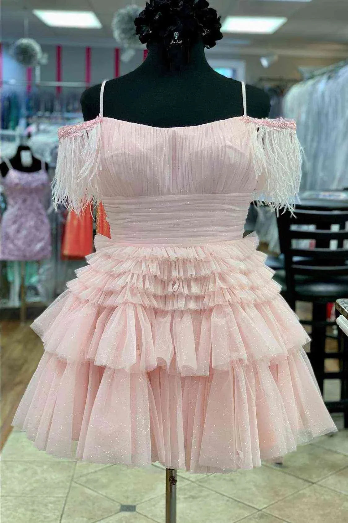 Gerüschtes Heißrosa-Kaltarm-Kleid mit Etagentüll für die Party Kurzes Homecoming-Kleid Y1955