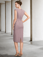 Vestido de mãe da noiva de duas peças com bainha/coluna, tamanho grande, elegante, decote em joia, comprimento até ao joelho, chiffon, renda, manga curta, casaco incluído, vestidos com faixa/fita, pregadeira de cristal