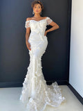 Robe de mariée longue sirène élégante en dentelle avec épaules dénudées.DB10066