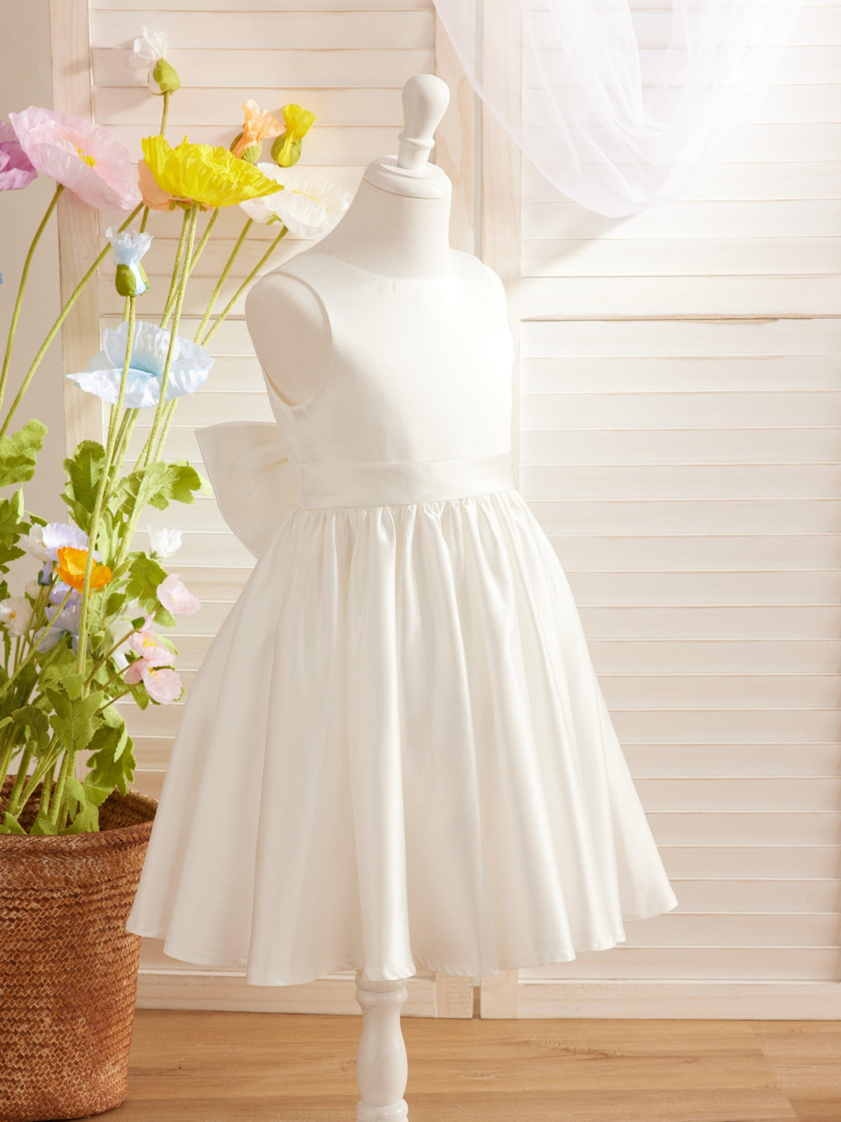 Elegant A-line Satin V-Back Bow Knee-length Flower Girl Dress - photo 3