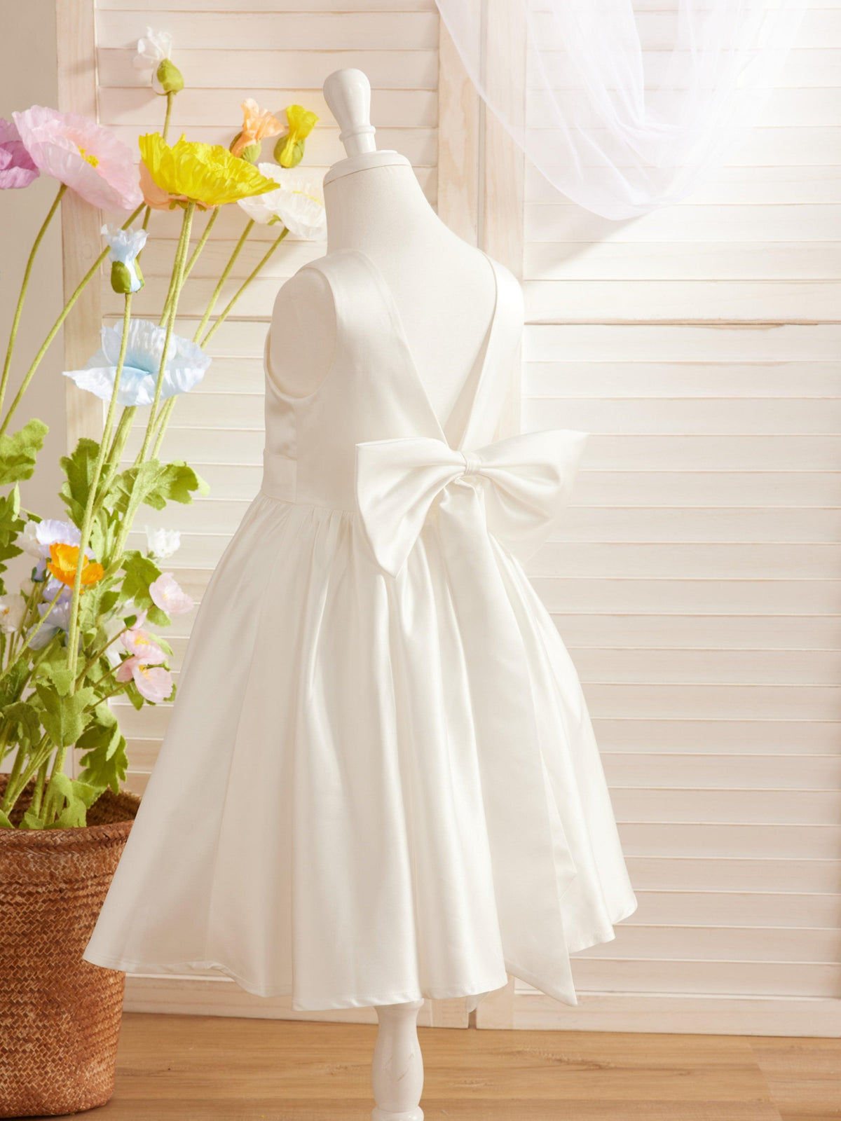 Elegant A-line Satin V-Back Bow Knee-length Flower Girl Dress - photo 4