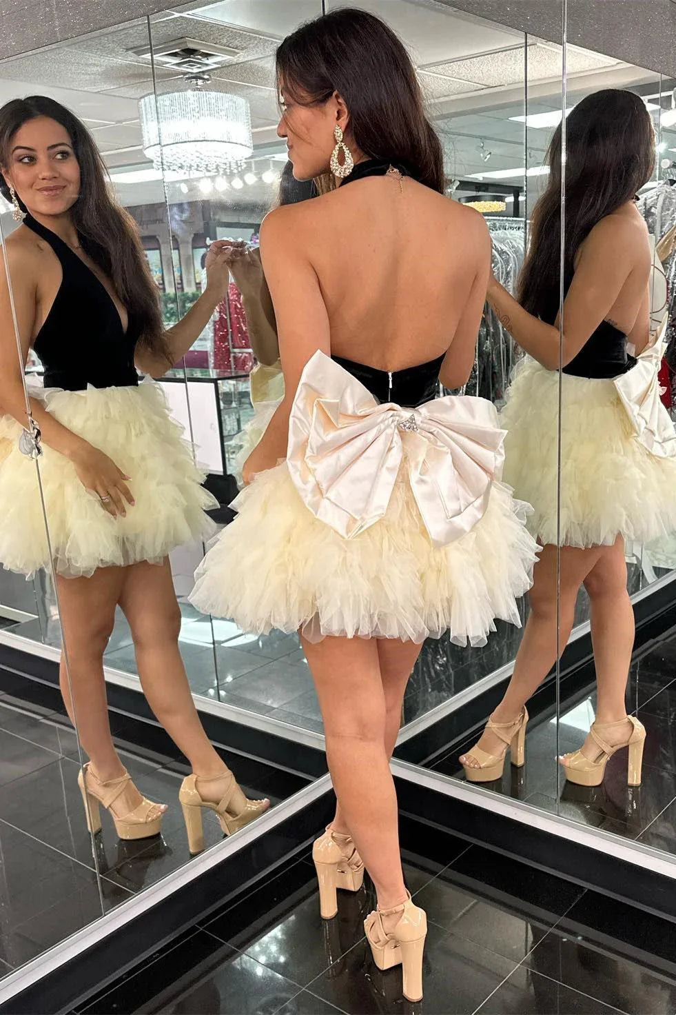 Vestido corto de cóctel negro con tirantes al cuello, lazo en la espalda y volantes escalonados