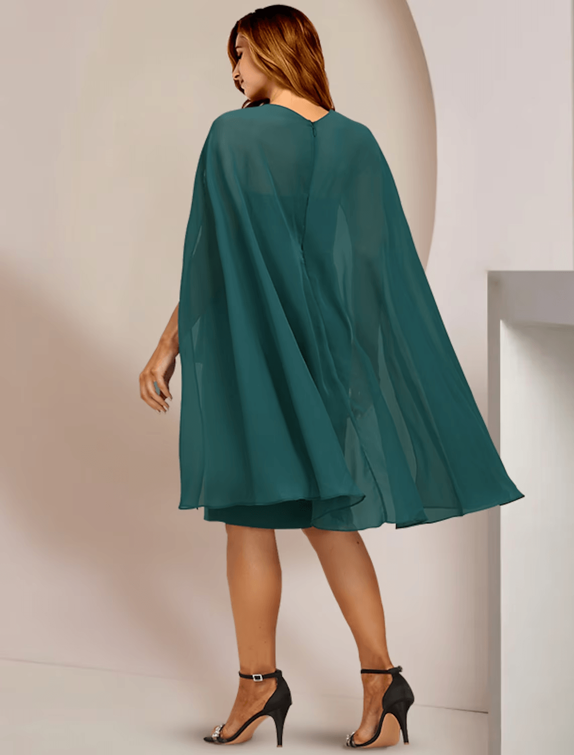 Vestido de mãe da noiva plus size, elegante, vintage, decote em V, comprimento até ao joelho, chiffon, sem mangas, com pregas, cristais e missangas