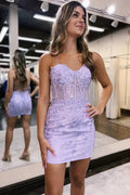 Vestido Corto de Fiesta para el Baile de Bienvenida Tipo Bodycon con Aplicaciones de Encaje de Lavanda Y2777