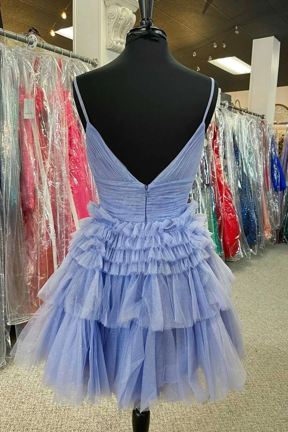 Mehrstufiges V-Ausschnitt-Trägerloses A-Linien-Kurzpartykleid A-Linien-Homecoming-Kleid Y2350