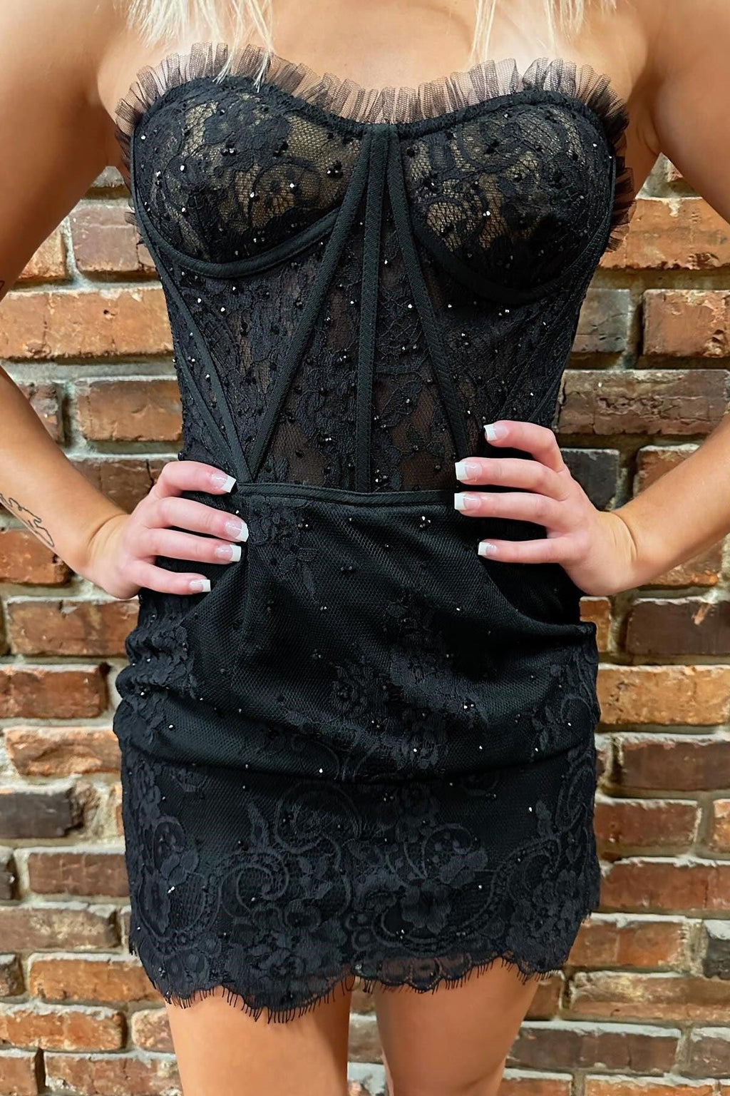 Schwarzes trägerloses Wimpernspitzen-Kurzkleid