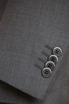 بدلة زفاف من الصوف باللون البيج الفاتح من 3 قطع | ملابس العريس ورفاقه المخصصة