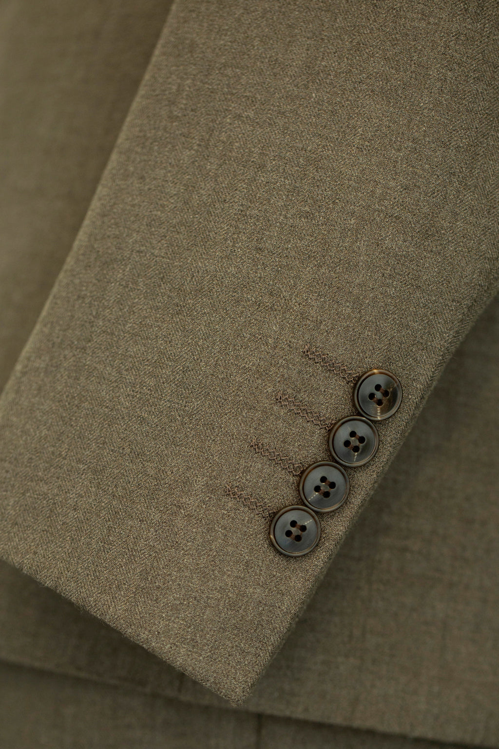 بدلة زفاف صوفية بلون البيج من ثلاث قطع ذات صدر مزدوج | ملابس عريس ورفاقه المخصصة