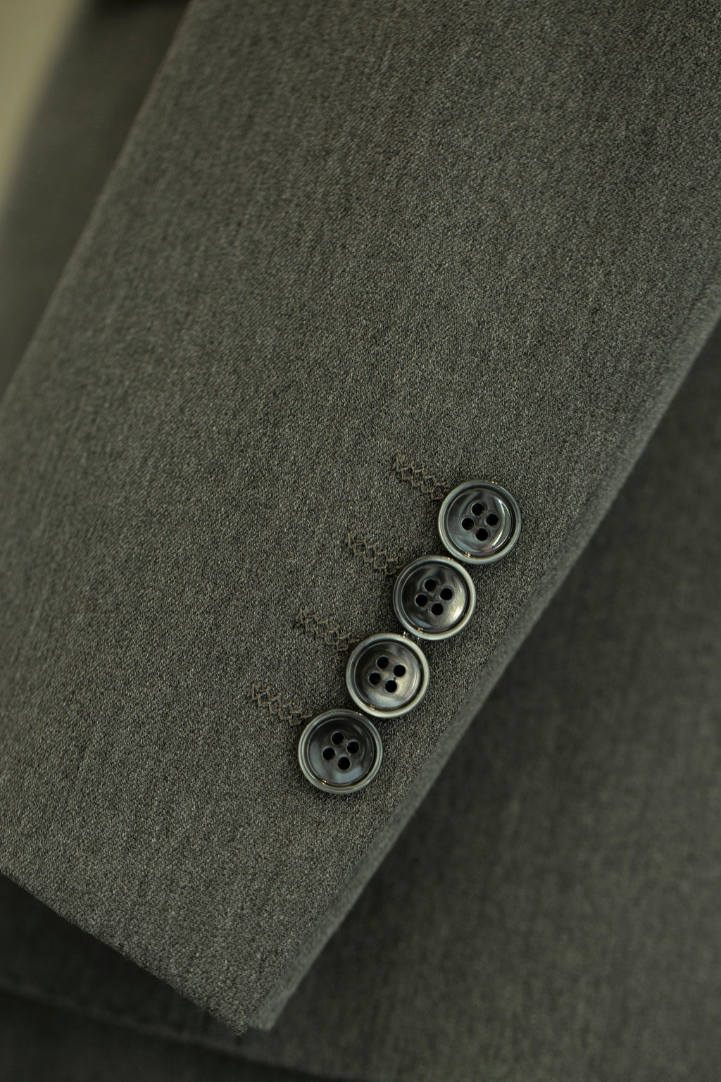 Abito da Sposa in Lana Grigio Carbone a Doppio Petto in 3 Pezzi | Abbigliamento su Misura per lo Sposo e i Testimoni