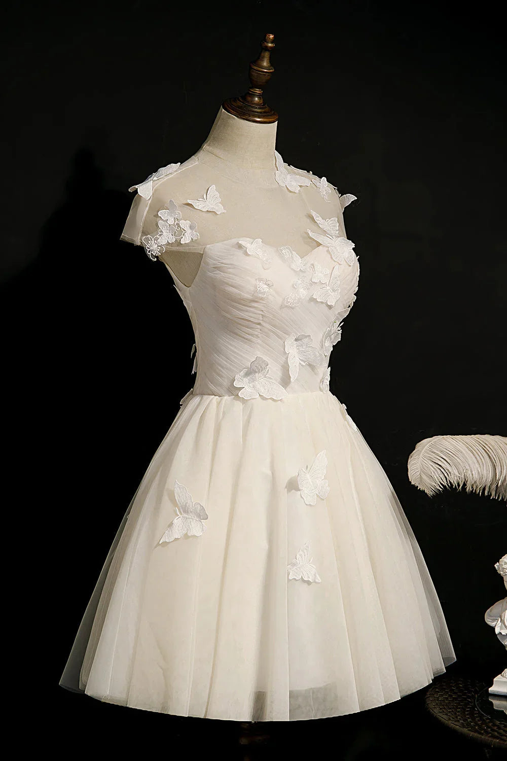 Vestidos de Baile de Gala em Tule com Aplicações de Laçar e Borboleta em Renda Champanhe