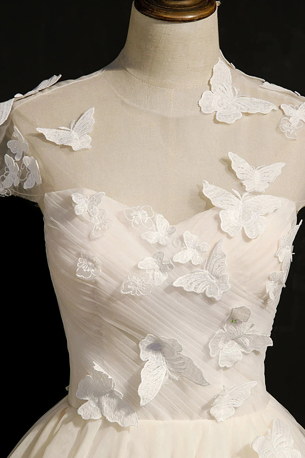 Vestidos de Baile de Gala em Tule com Aplicações de Laçar e Borboleta em Renda Champanhe