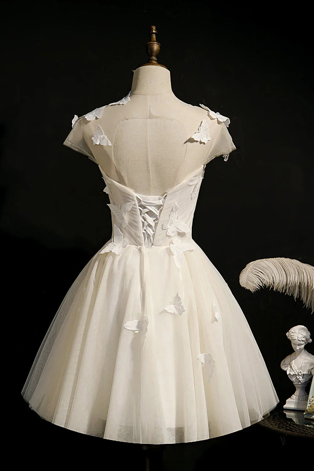 Vestidos de Baile de Gala em Tule com Aplicações de Laçar e Borboleta em Renda Champanhe