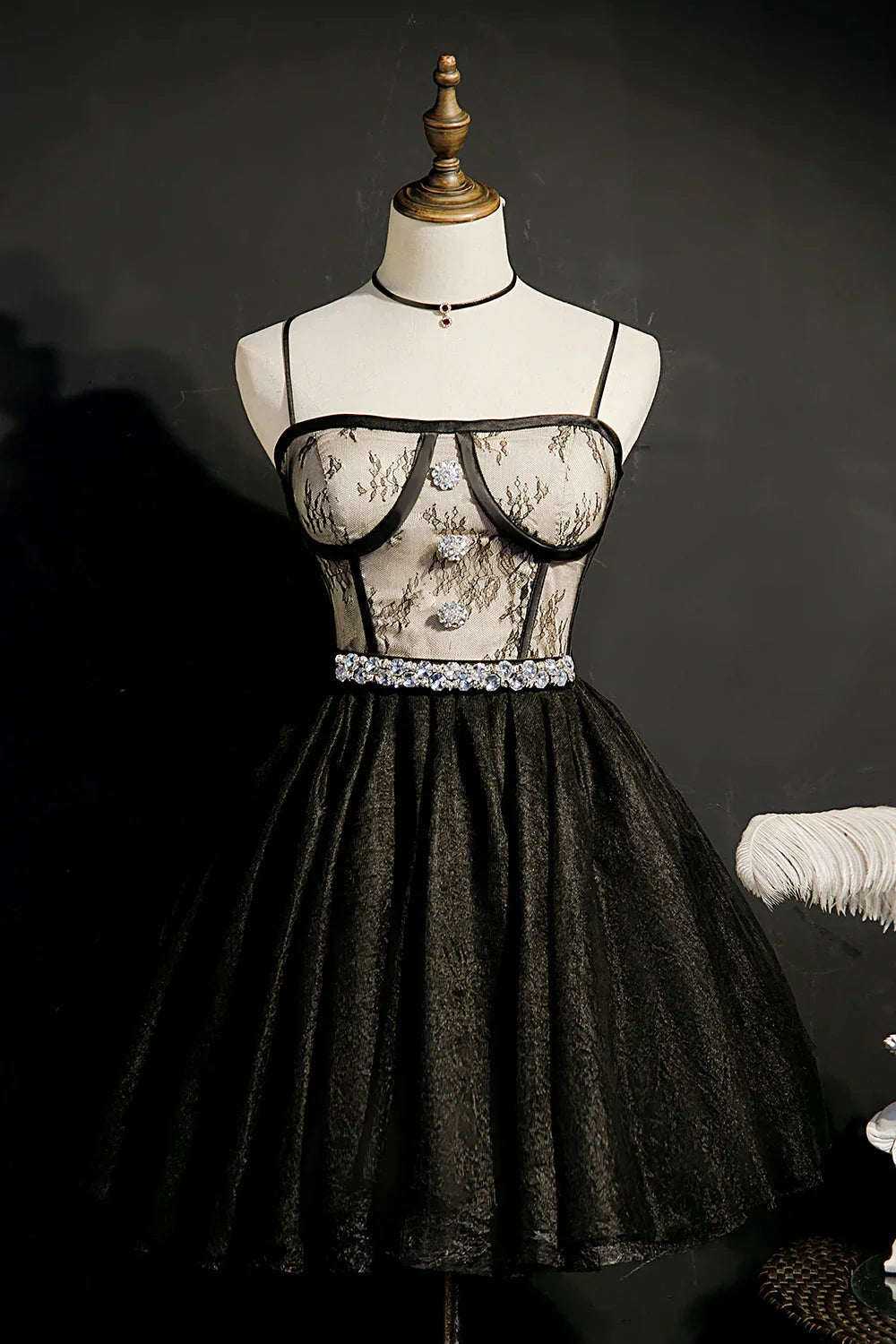 Elegantes Spitzen-Trägertüll-Kleid für den Homecoming-Abend