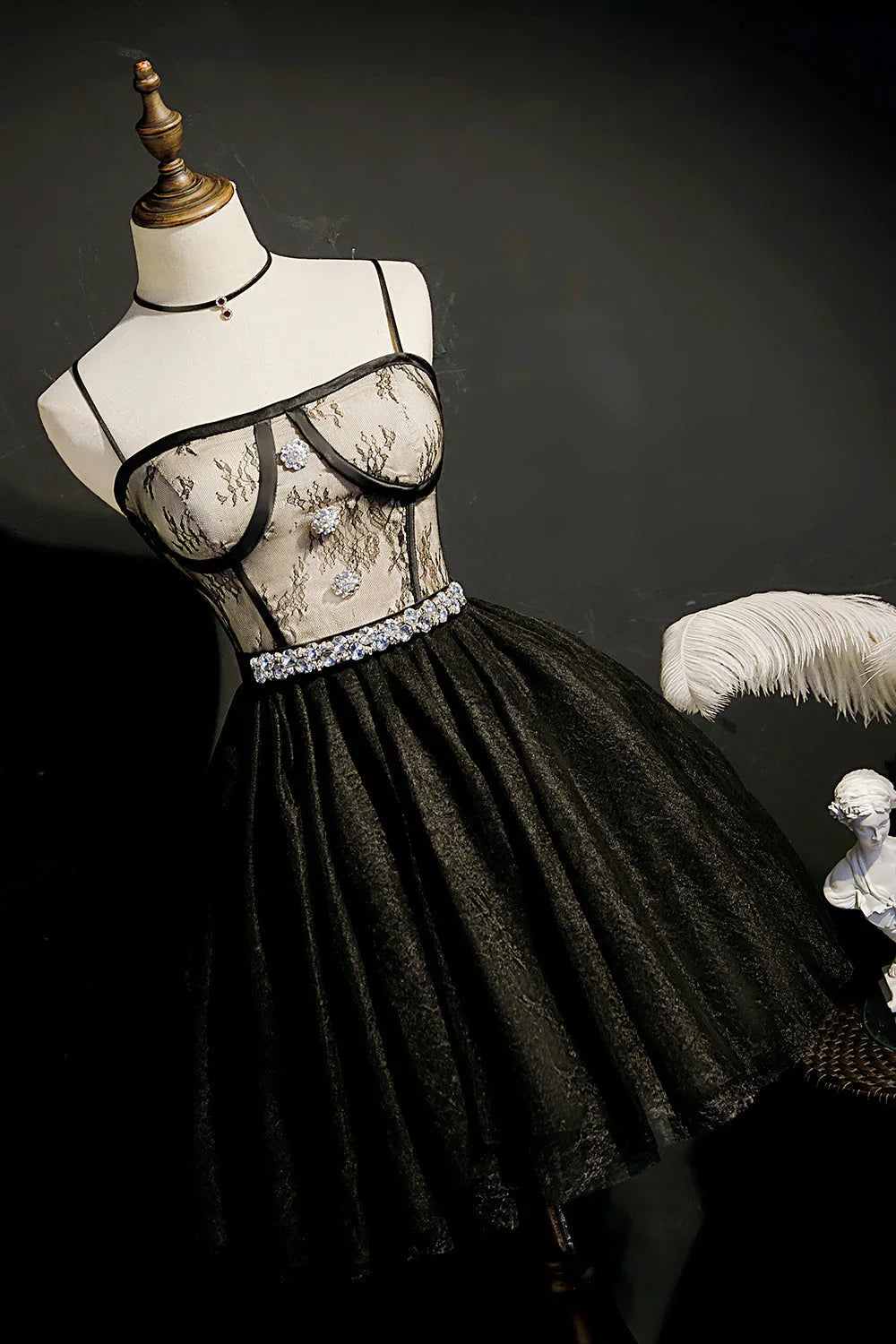 Elegantes Spitzen-Trägertüll-Kleid für den Homecoming-Abend