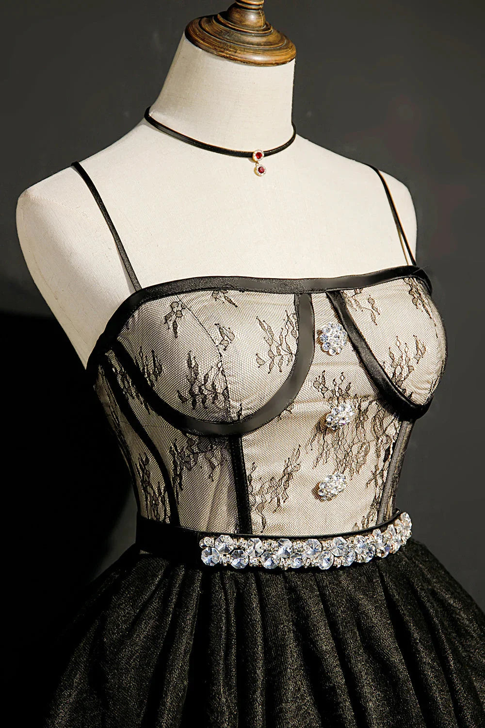 Elegantes Spitzen-Trägertüll-Kleid für den Homecoming-Abend