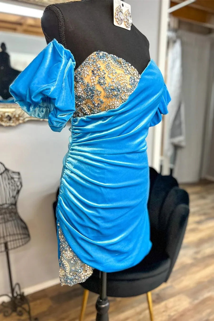 Schwarzes Samt-Süßherz-Perlenkurzes Cocktailkleid