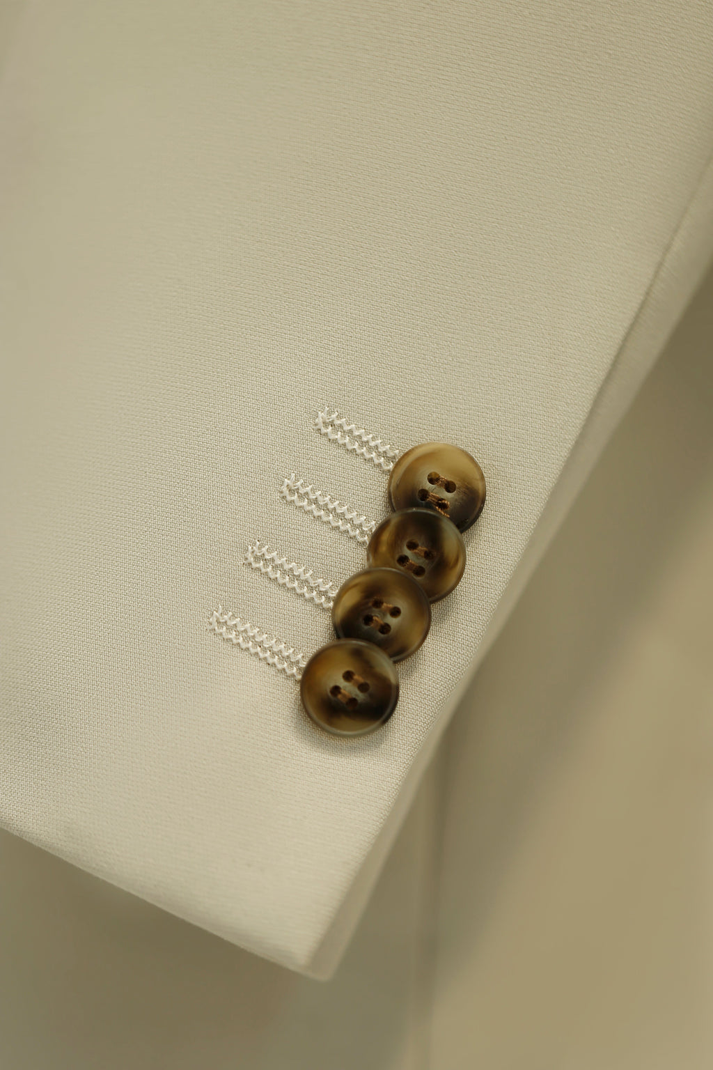 Costume trois-pièces en laine crème | Costume de cérémonie sur mesure pour marié et mariage d'été