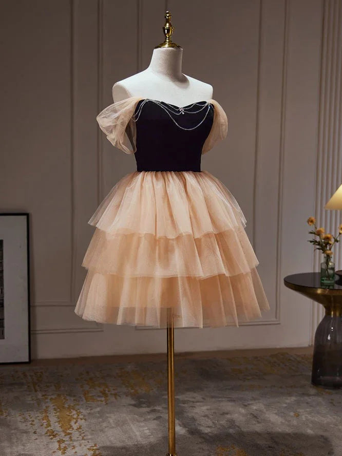 Vestidos Curtos de Tule para Baile de Finalistas com Decote Ombro a Ombro e Aplicações de Missangas em Tom Champanhe Chic